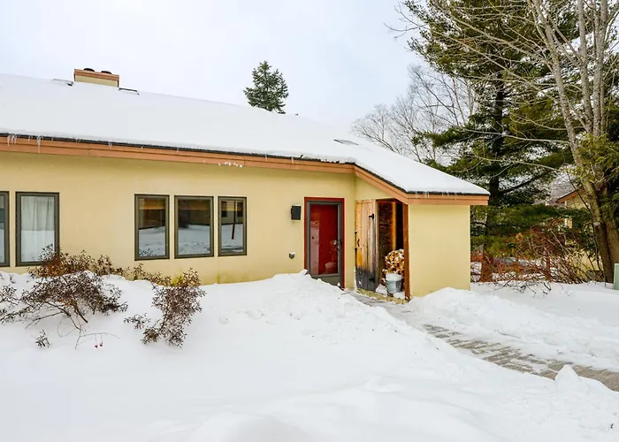 < 1 Mi To Mt Snow: Charming Condo W/ Fireplace