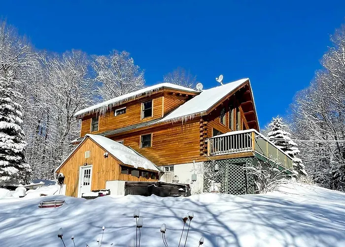 Game Room & Hot Tub: Pet-Friendly Mount Snow Gem