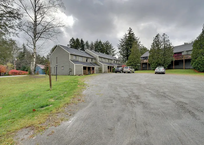 Dover Condo W/ Grill & Balcony: 3 Mi To Mt Snow!